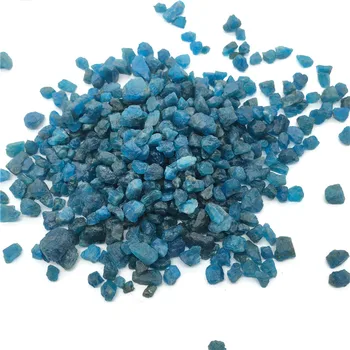 Natūraliai mėlyname apatite grubus žetonų kristalai akmuo, Mineralinis egzempliorių sodo puošmena